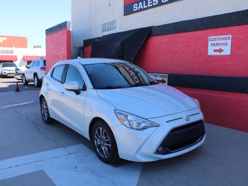 Used 2020 Toyota Yaris LE image 3