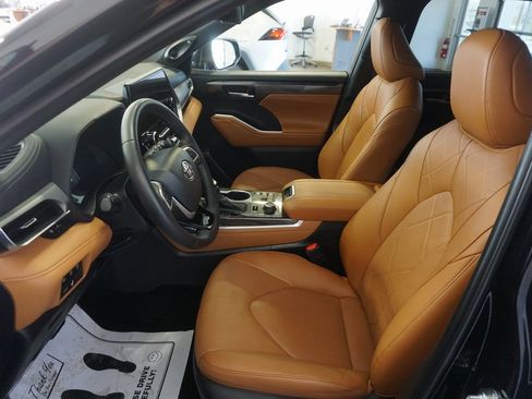 Certified 2025 Toyota Highlander Platinum image 22