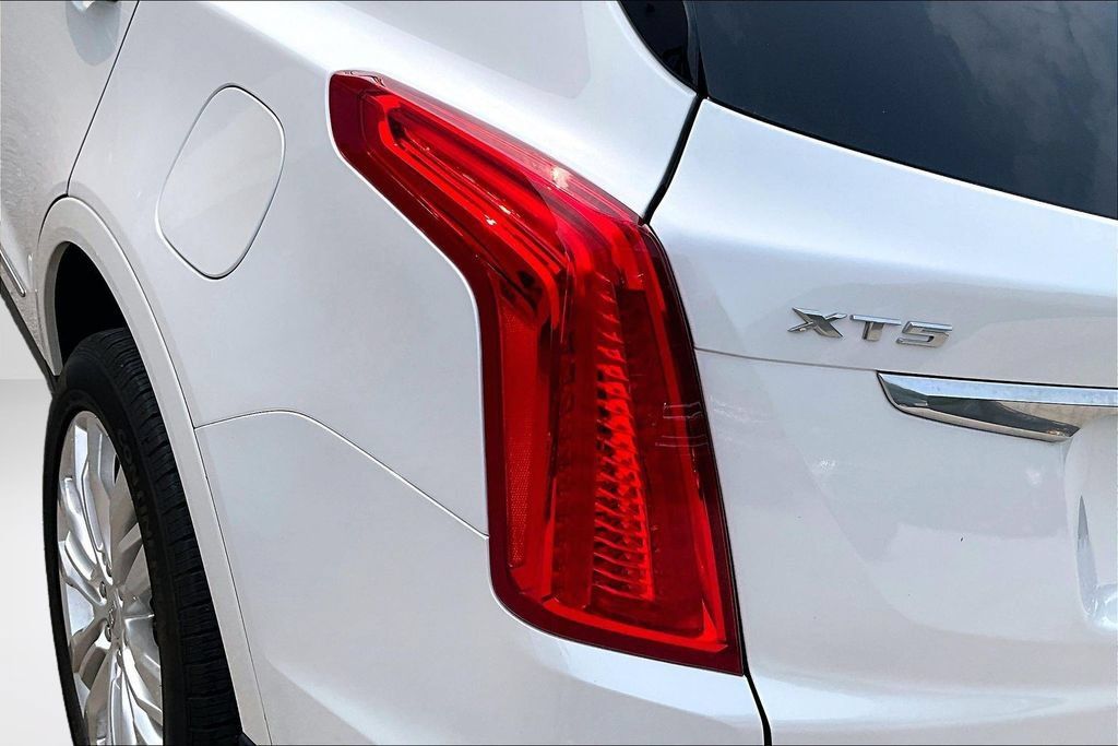Used 2017 Cadillac XT5 Premium Luxury w/ Driver Assist Package AWD/4WD image 23