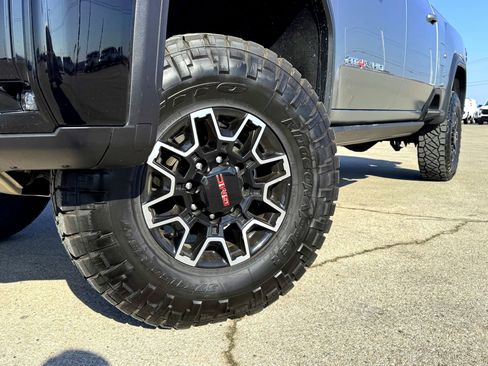 Used 2025 GMC Sierra 2500 AT4X image 2