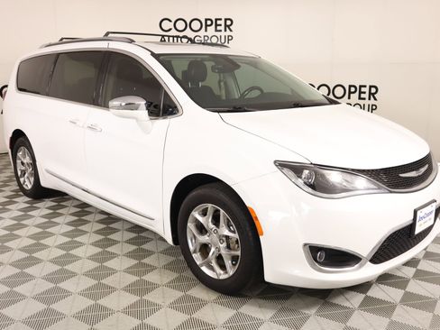 Used 2017 Chrysler Pacifica Limited w/ UConnect Theater Package image 1