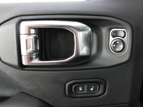 Used 2025 Jeep Wrangler Unlimited Sahara AWD/4WD image 14