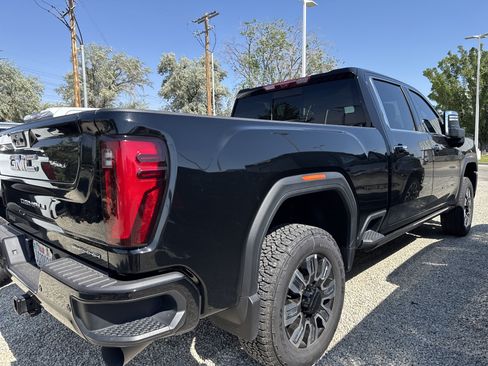 Used 2024 GMC Sierra 2500 Denali w/ Denali Reserve Package AWD/4WD image 3