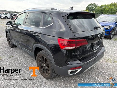 Used 2023 Volkswagen Taos SE w/ Panoramic Sunroof Package FWD image 3