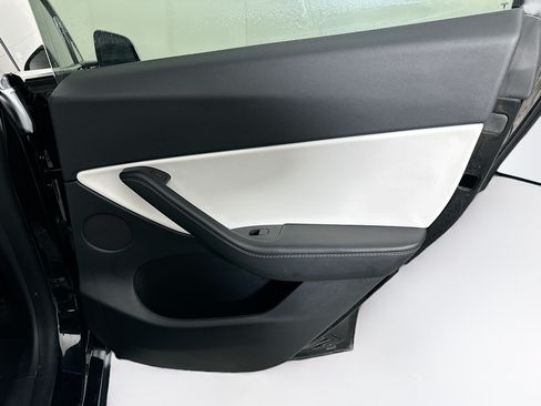 Used 2021 Tesla Model Y Long Range AWD/4WD image 29