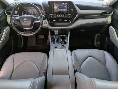 Used 2022 Toyota Highlander XLE FWD image 18