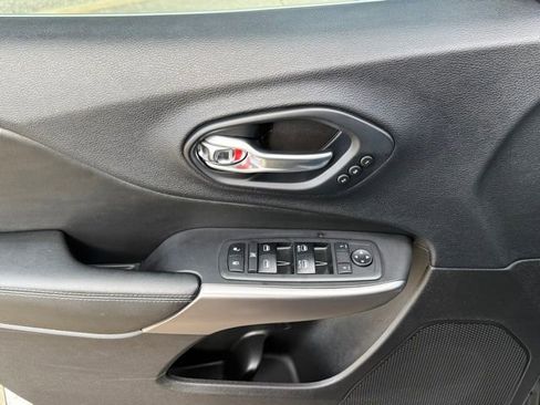 Used 2019 Jeep Cherokee Limited image 15