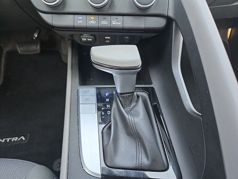 Certified 2024 Hyundai Elantra SE FWD image 18