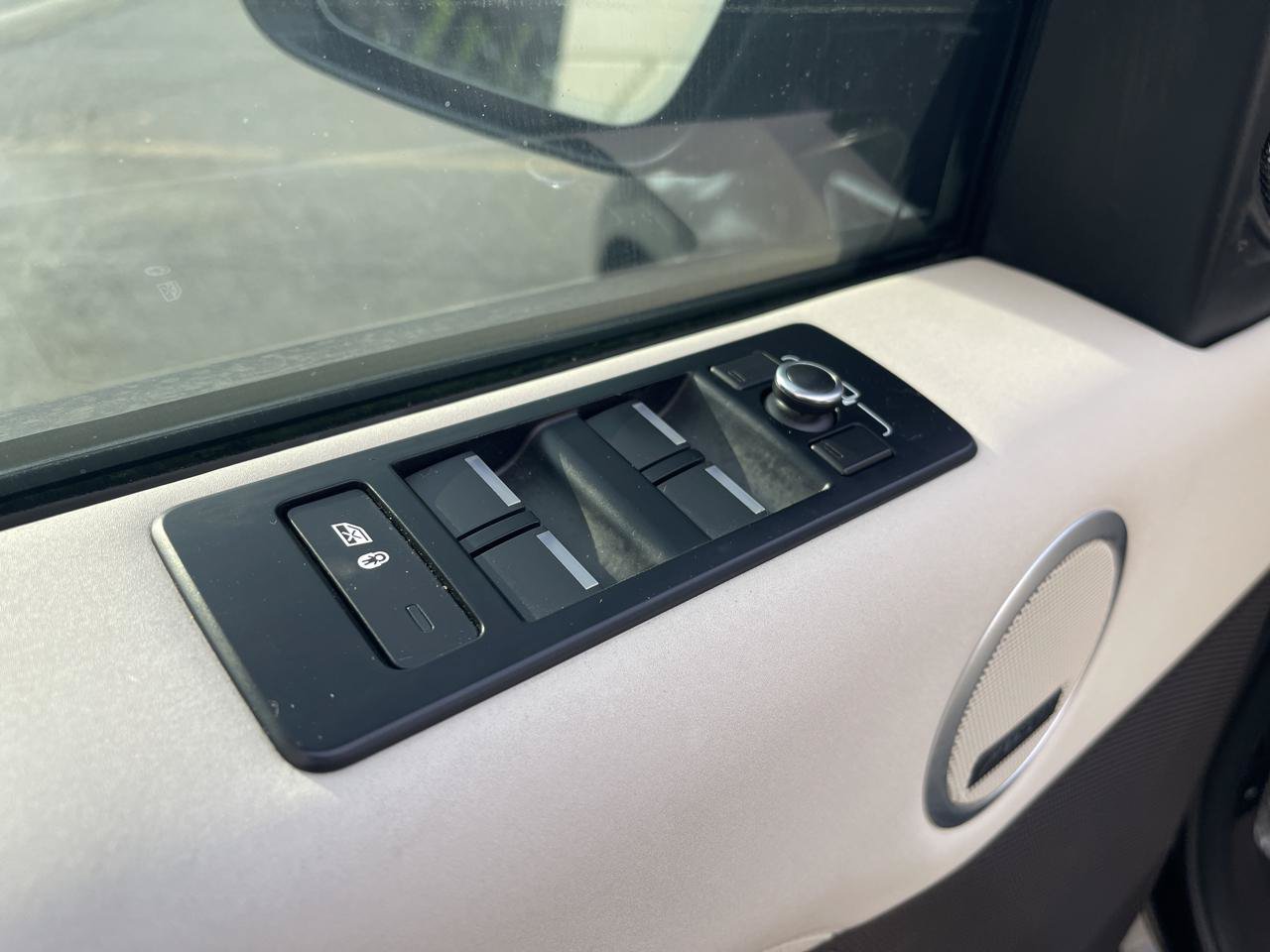 Used 2017 Land Rover Discovery HSE AWD/4WD image 22