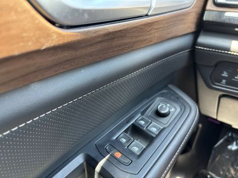 Used 2025 Volkswagen Atlas SE AWD/4WD image 18