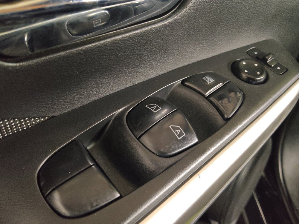 Used 2019 Nissan Kicks SV FWD image 27