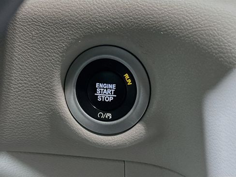 Used 2023 Chrysler Pacifica Touring-L FWD image 20