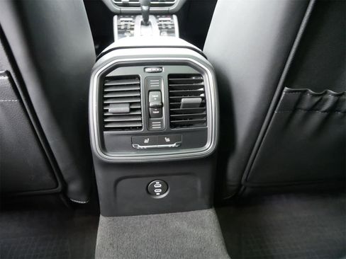 Used 2025 Porsche Macan image 6