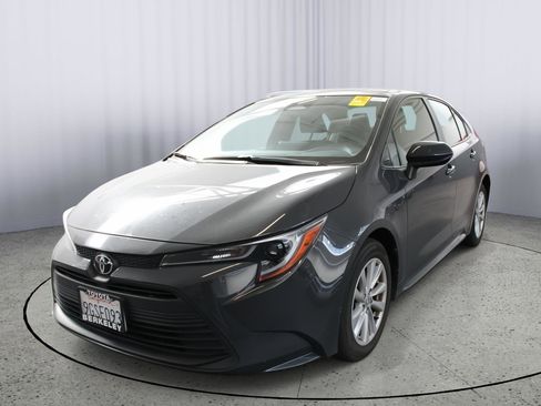 Used 2023 Toyota Corolla LE w/ LE Convenience Package FWD image 3