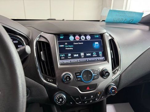 Used 2017 Chevrolet Cruze LT image 26