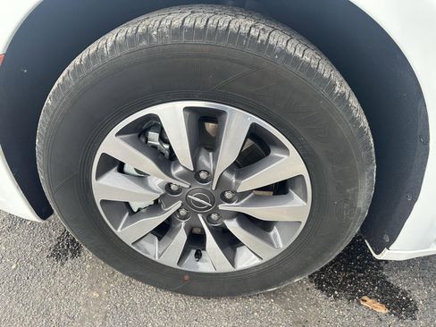 Used 2024 Chrysler Pacifica Select image 19