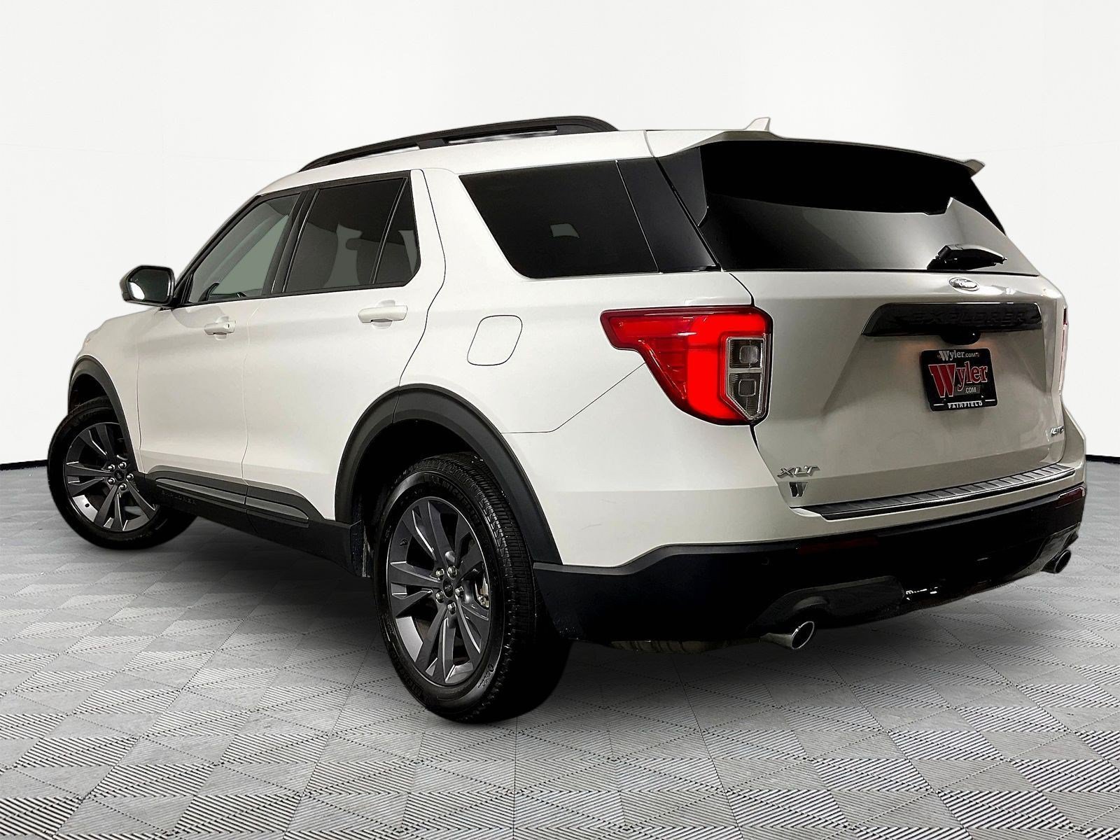 Used 2024 Ford Explorer XLT w/ Equipment Group 202A AWD/4WD image 4