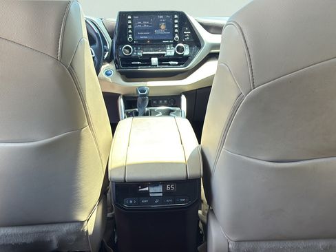 Used 2020 Toyota Highlander XLE FWD image 23