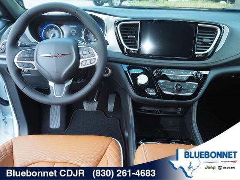 New 2026 Chrysler Pacifica Pinnacle FWD image 18