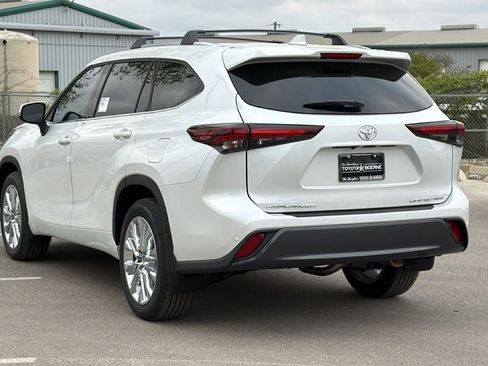 New 2026 Toyota Highlander Limited image 9