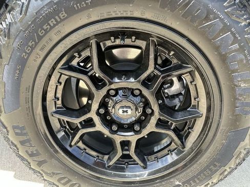 Used 2025 Chevrolet Colorado Z71 w/ Z71 Convenience Package 2 AWD/4WD image 34