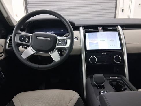 New 2025 Land Rover Discovery S image 4