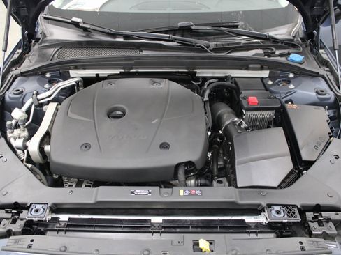 Used 2022 Volvo V60 T5 Cross Country w/ Climate Package image 10