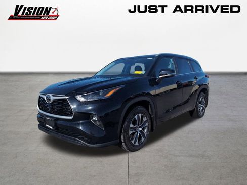 Used 2023 Toyota Highlander XLE image 1