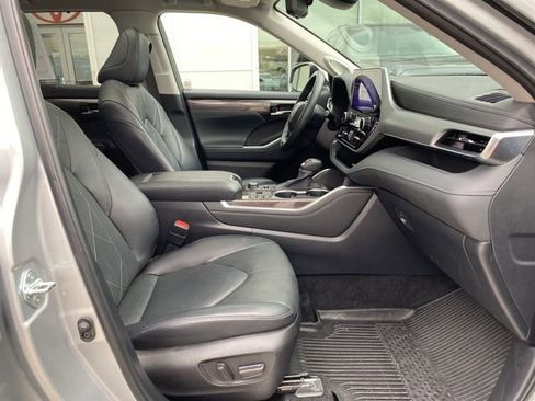 Used 2024 Toyota Highlander Platinum image 21