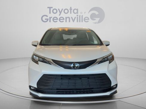 Used 2026 Toyota Sienna XLE FWD image 9
