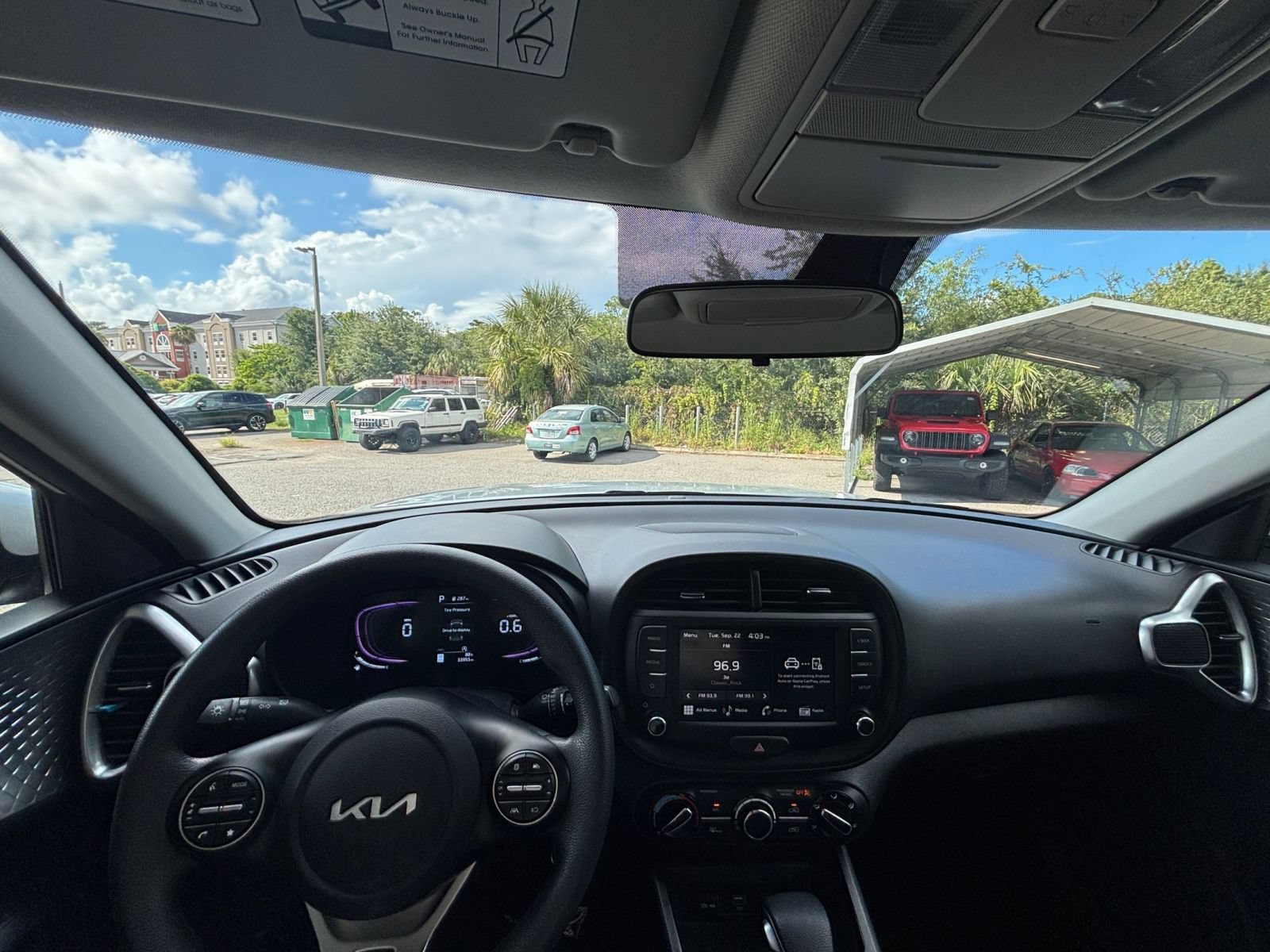 Used 2025 Kia Soul LX w/ LX Technology Package FWD image 30