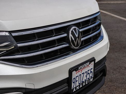 Used 2023 Volkswagen Tiguan SE w/ Panoramic Sunroof Package image 5