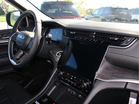 New 2025 Jeep Grand Cherokee Limited w/ Luxury Tech Group II image 28