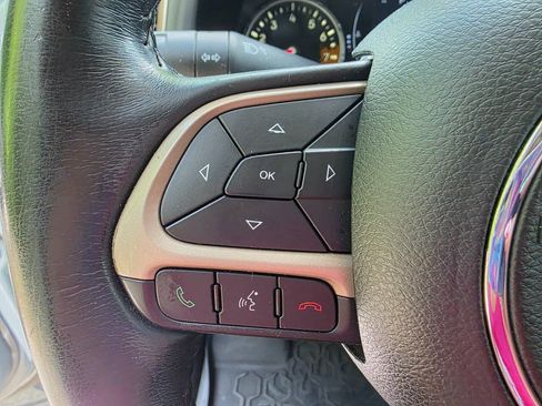Used 2017 Jeep Renegade Latitude FWD image 17
