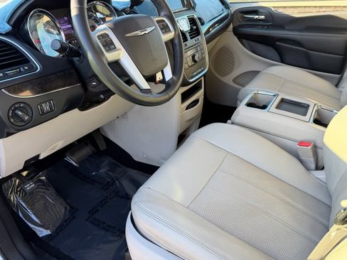 Used 2013 Chrysler Town & Country Touring-L w/ Driver Convenience Group image 2