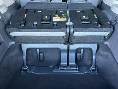 Used 2022 Toyota Sienna XLE image 19