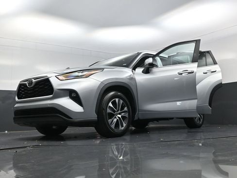 Used 2023 Toyota Highlander XLE image 29