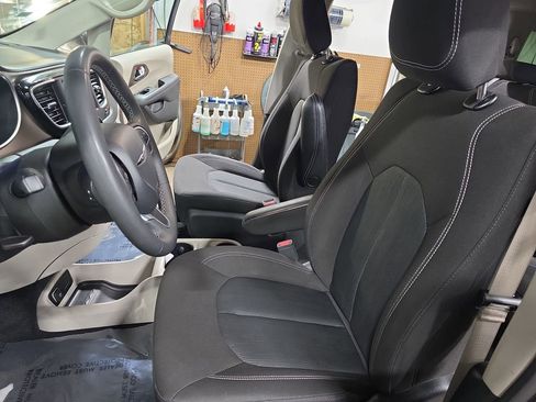 Used 2023 Chrysler Voyager LX image 15