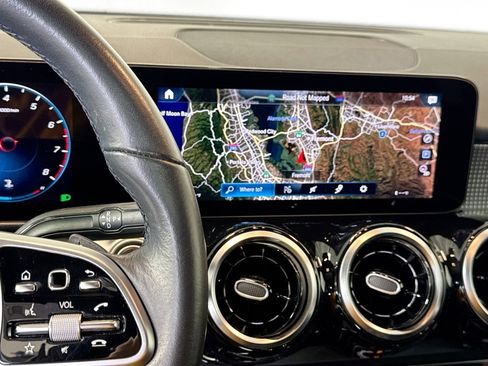 Used 2022 Mercedes-Benz GLB 250 4MATIC image 16