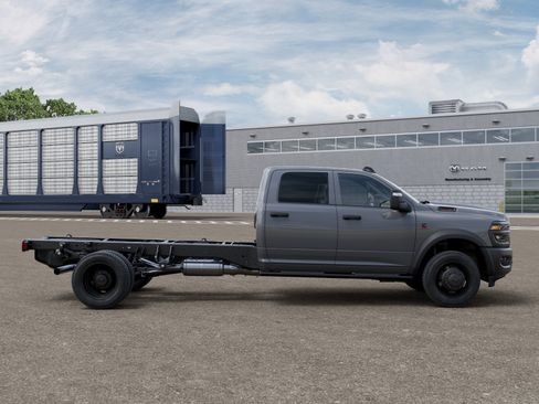 New 2026 RAM 5500 Tradesman AWD/4WD image 17