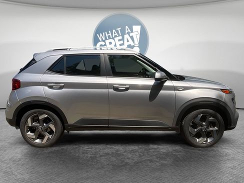 Used 2024 Hyundai Venue SEL FWD image 2