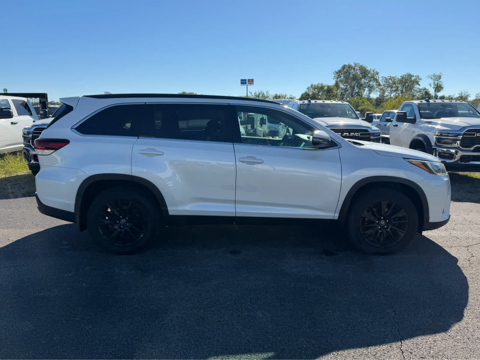 Used 2019 Toyota Highlander SE FWD image 3