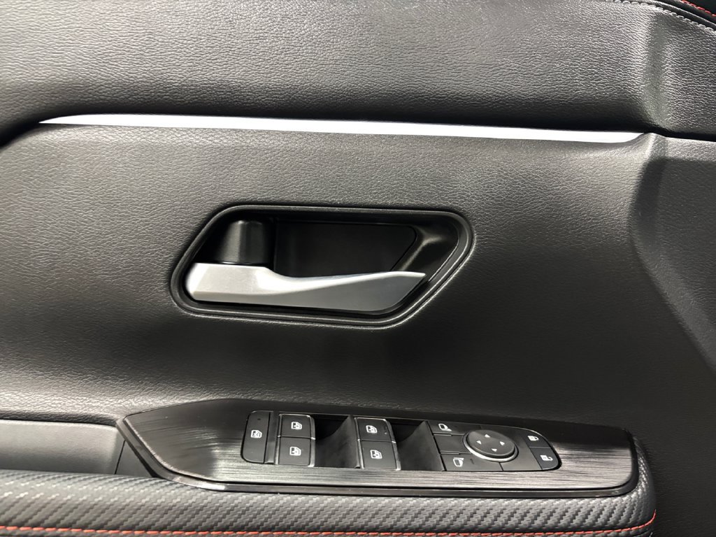 Used 2025 Nissan Kicks SR AWD/4WD image 12