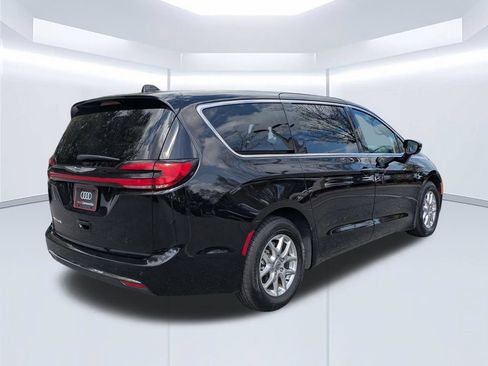 Used 2024 Chrysler Pacifica Touring-L FWD image 2