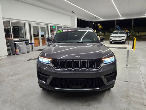Used 2024 Jeep Grand Cherokee Laredo w/ Luxury Tech Group I AWD/4WD image 8
