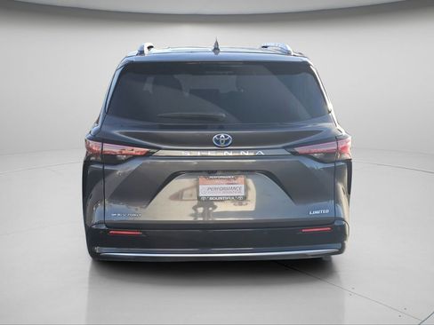 Used 2025 Toyota Sienna Limited image 8