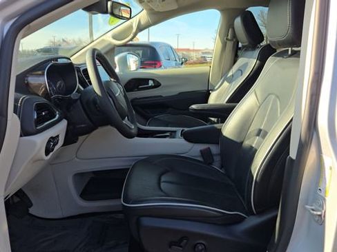 Certified 2022 Chrysler Pacifica Limited image 4