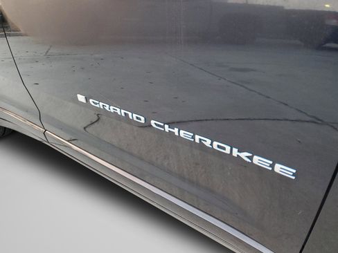 Used 2024 Jeep Grand Cherokee Overland w/ Advanced Protech Group III image 31