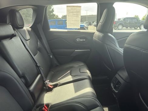 Used 2019 Jeep Cherokee Limited image 12