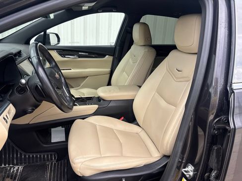 Used 2018 Cadillac XT5 AWD image 2